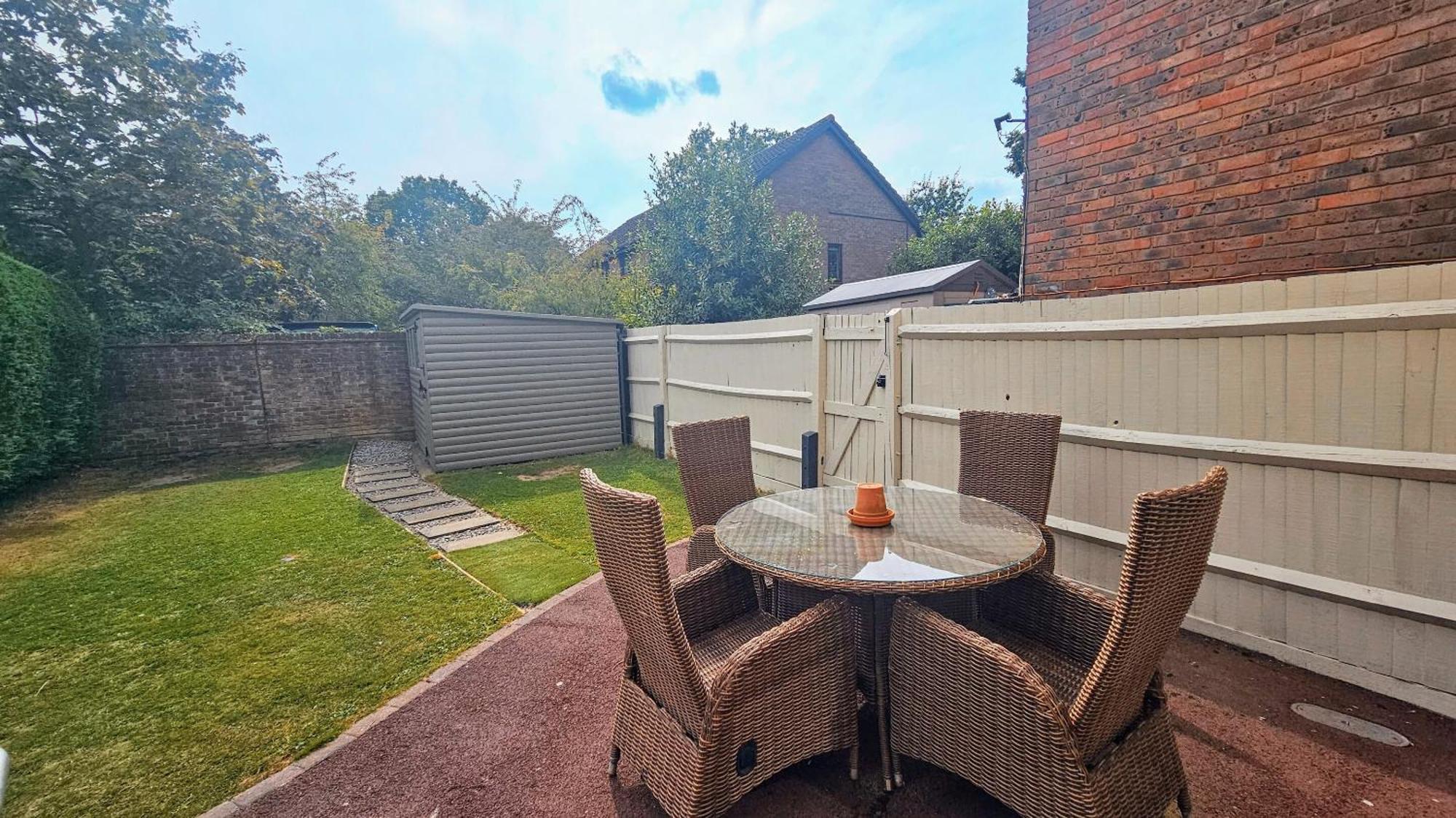 Grassmere - 3 Bed House With Private Garden Horley Kültér fotó